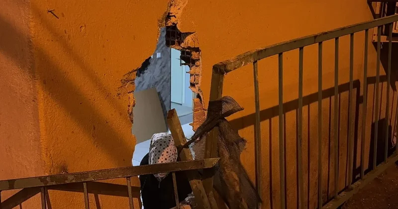 Evinde otururken kamyonet çarptı: Yıkılan duvarın altında kaldı