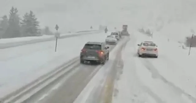 Antalya nın bin 825 rakımlı Alacabel mevkiinde kar yağışı başladı Antalya Haberleri