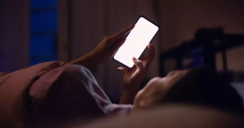 Gece telefon ışığındaki gizli tehlike! Uzmanı uyardı: Göz sağlığınızı mahvediyor