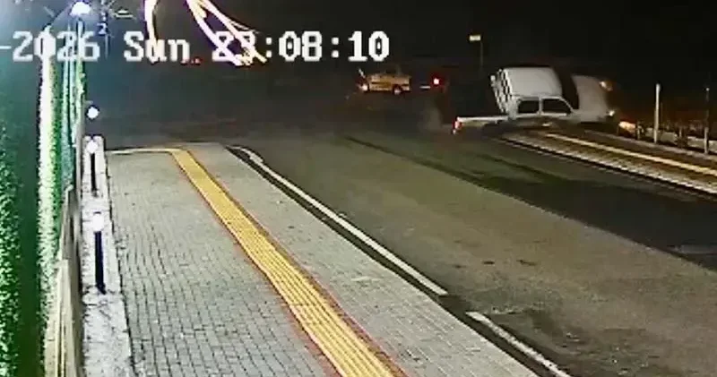 Otomobil ile kamyonetin çarpıştığı kaza kamerada: 2 yaralı