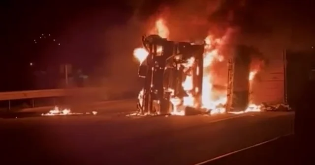 Osmaniye de devrilen TIR, alev alev yandı Osmaniye Haberleri