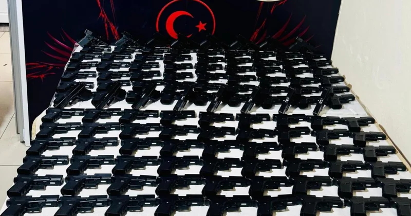 İzmir de güvercin kümesinde 124 ruhsatsız tabanca ele geçirildi