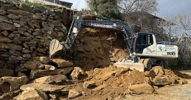 Bozdoğan da yağmur nedeniyle göçen duvara belediyeden müdahale Aydın Haberleri