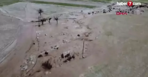 Diyarbakır da sel felaketi: Mahsur kalan vatandaş traktörle kurtarıldı