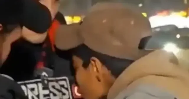 Suriyeli çocuk Türk muhabirin göğsündeki Türk bayrağını öptü VİDEO İZLE