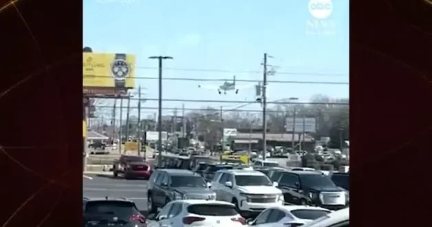 ABD de küçük uçak otobana iniş yaptı! İşte faciasnın eşiğinden dönüldüğü o anlar