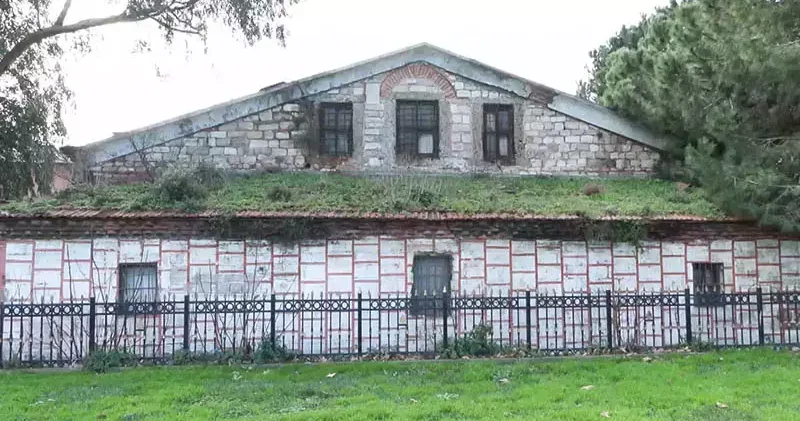 Fatih teki tarihi Tur i Sina Manastırı nın duvarları çatladı, çevresi çöple dolu