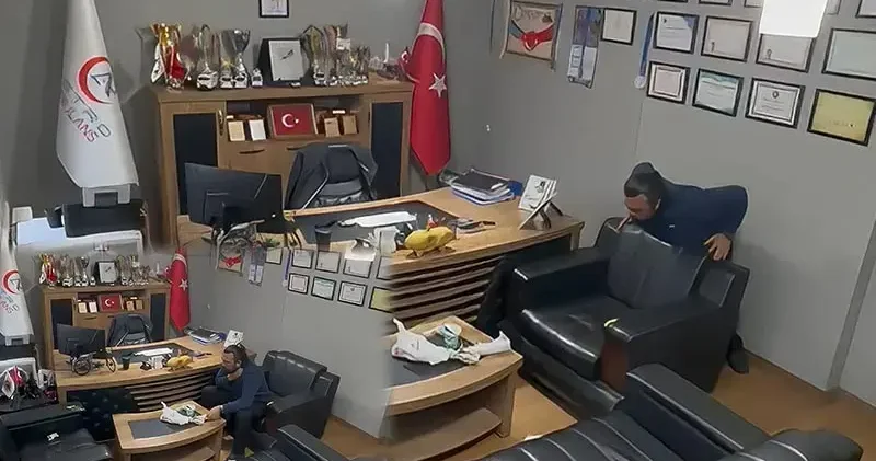 Sağlık çalışanı, kendi kendine yaptığı Heimlich manevrası ile hayata tutundu