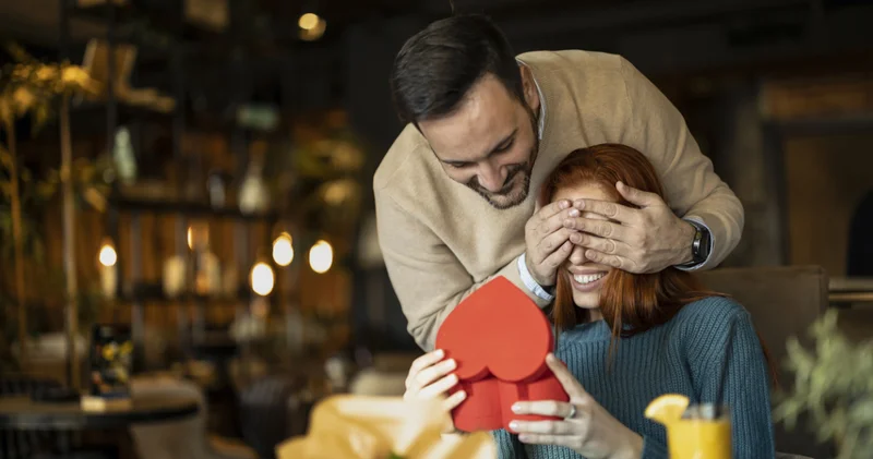 Sevgililer günü alışverişine bu listeye bakmadan çıkmayın! Kız arkadaşınız için anıların gücünden ilham alan her bütçeye uygun hediye önerileri!