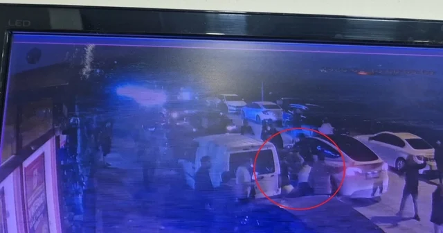 Yürüyerek geldiği halı saha önünde yığılan yaralıya, maçtan çıkan doktorlar müdahale etti Diyarbakır Haberleri