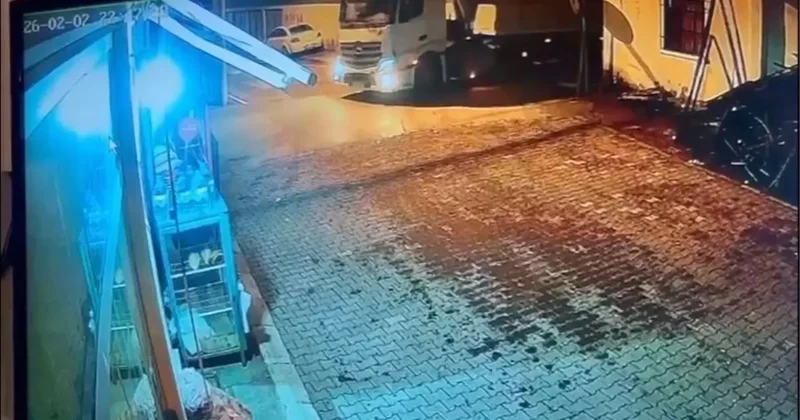 Motosiklet TIR ın Altında Can Verdi