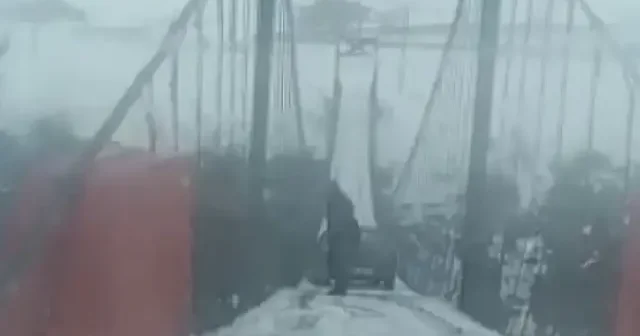 Asma köprü buz tuttu otomobil metrelerce yüksekte askıda kaldı VİDEO İZLE