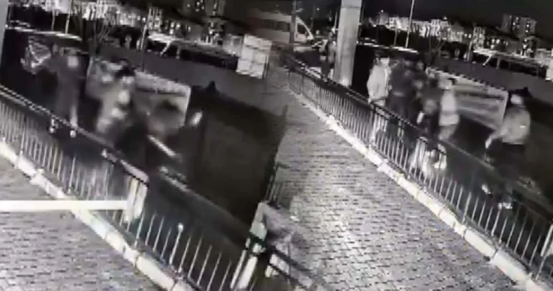 Bu nasıl cesaret! Lojman önünde hem polisi hem eşini grup halinde dövdüler