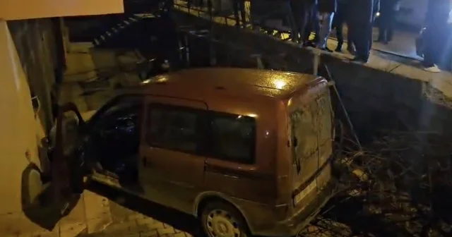 Otomobille çarpışan hafif ticari araç apartman boşluğuna savruldu: 2 yaralı Çorum Haberleri
