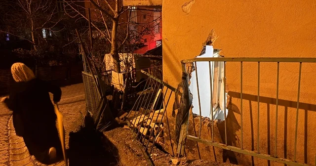 Kamyonetin çarptığı evin duvarından kopan tuğlaların altında kalıp yaralandı Kocaeli Haberleri