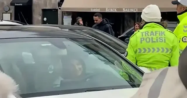 Bebek’te araç içinde dans eden kadın trafiği durdurdu VİDEO İZLE