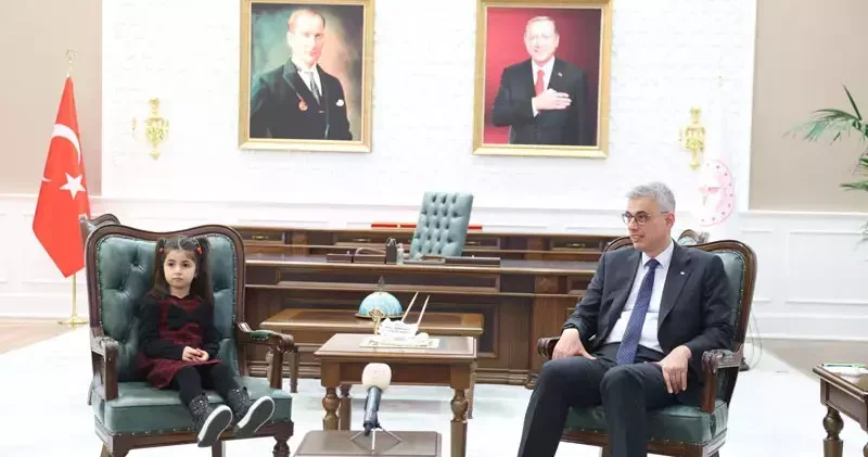 Bakan Memişoğlu, ‘sağlık elçisi’ Doğa ve sigarayı bıraktırdığı dedesiyle bir araya geldi