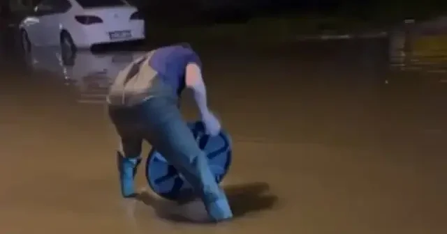 İzmir de yollara dolan suyu vatandaş tahliye etti VİDEO İZLE