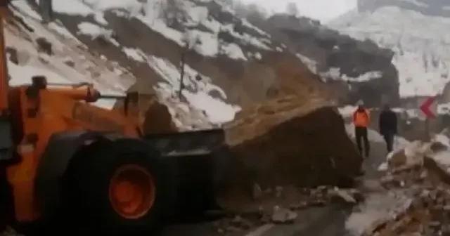 Şırnak’ta dev kaya parçaları yolu kapattı VİDEO İZLE