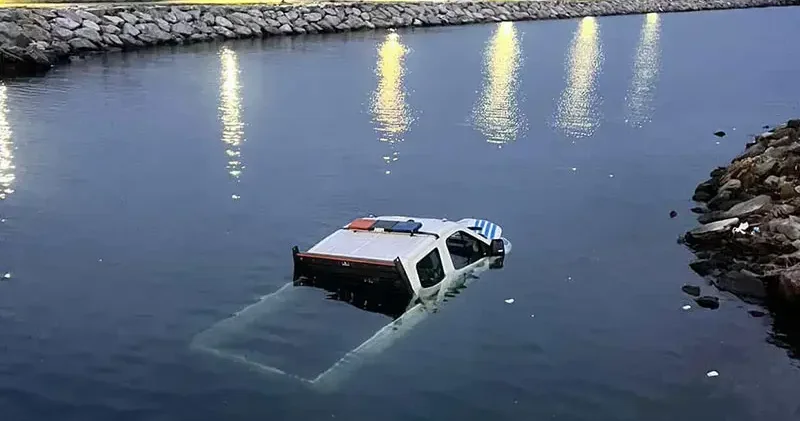 Bakırköy de zabıta aracı denize düştü