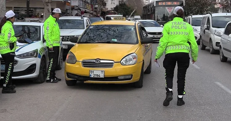 Yayalara yol vermediği için ceza kesildi Taksi şoföründen bir garip çıkış