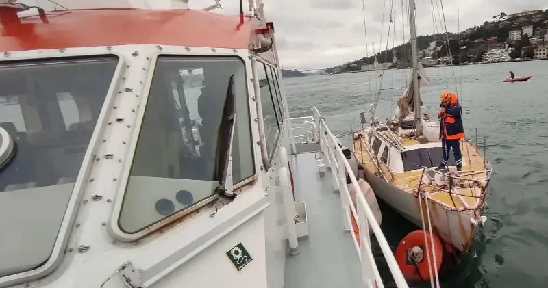 Beylerbeyi açıklarında hareketli dakikalar: Sürüklenen boş tekne emniyete alındı Gündem Haberleri