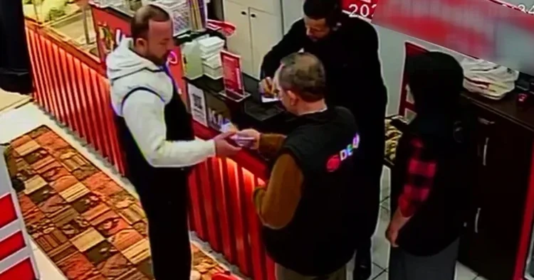 Beyoğlu nda yaşandı Çiğ köfteciyi can evinden vurdu: Verdiği isimle dolandırıp kaçtı Duyunca akan sular durdu