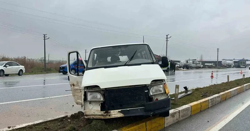 Uşak’ta panelvan aracın refüje çarpması sonucu 1 kişi yaralandı