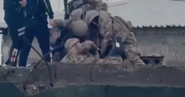 Kız kardeşi hakkında dedikodu yapıldığını iddia edip, tartıştığı 4 kişiyi yaralayan şüpheli tutuklandı Adana Haberleri