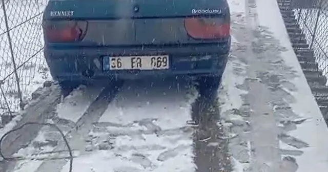 Kayan otomobil asma köprünün ortasında kaldı, traktörle kurtarıldı Kars Haberleri