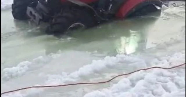 Çıldır Gölü yüzeyindeki buz kırıldı, traktör sulara gömüldü Ardahan Haberleri