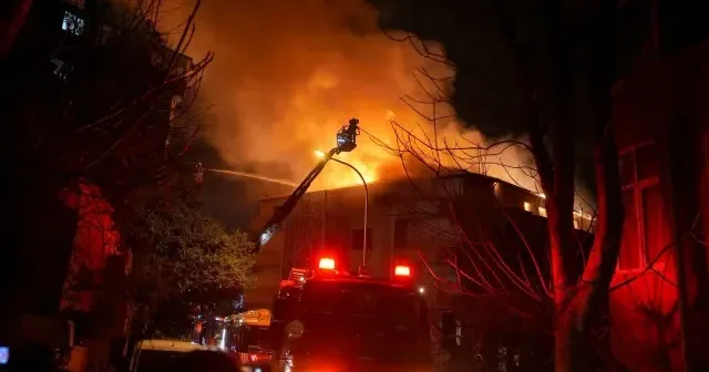 Üsküdar da 7 katlı metruk binada yangın VİDEO İZLE