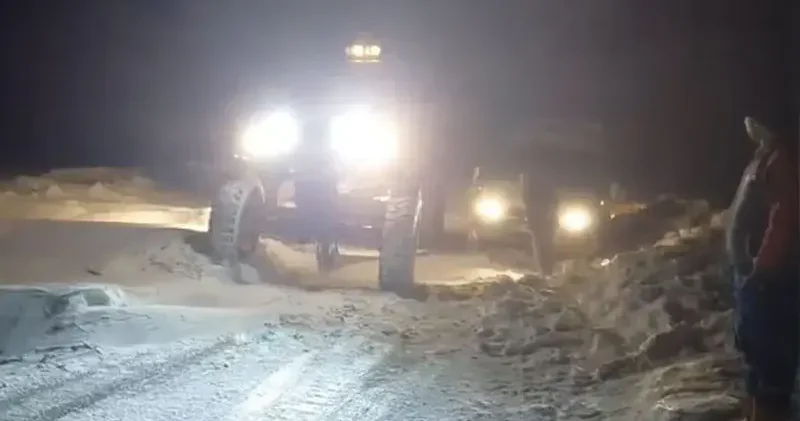 Tipi nedeniyle yolda mahsur kalan 30 kişi kurtarıldı; okullara 1 gün ara verildi