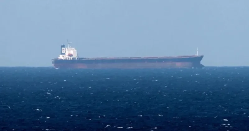 Yunan tankeri görünmez olup Hürmüz’den geçti