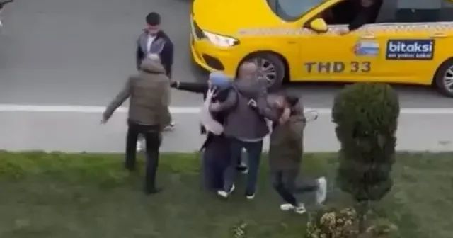 Sultangazi’de kemerli yumruklu trafik kavgası kamerada VİDEO İZLE