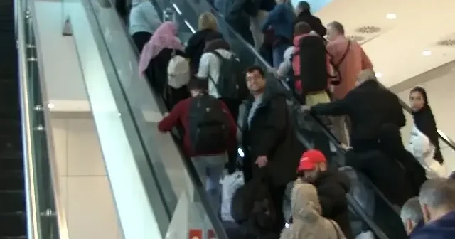 Katar da savaşın ortasında kalan Türk yolcular İstanbul’da VİDEO İZLE