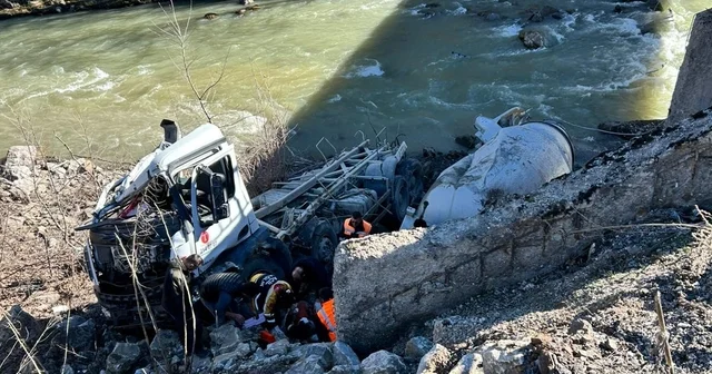 Kastamonu da beton mikseri dere yatağına uçtu: 1 yaralı Kastamonu Haberleri