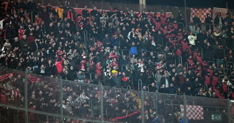 Liverpool taraftarlarından Atatürk pankartı Sözcü Gazetesi