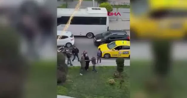 Sultangazi de trafikte sürücüler birbirlerine kemer ve yumrukla saldırdı