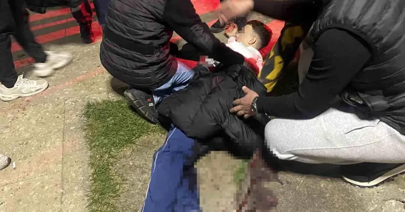 Yakınları sinir krizi geçirdi! 16 yaşındaki çocuk bıçaklandı