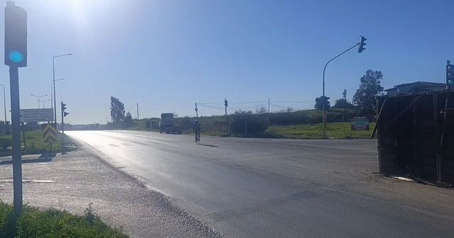 Antalya da muz yüklü kamyonun kasası yola savruldu Antalya Haberleri