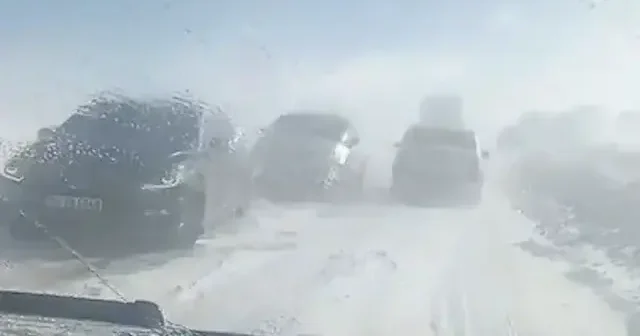 Kars Göle karayolunda onlarca araç mahsur kaldı VİDEO İZLE