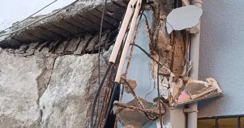 Pendik te panik anlar: Okulun giriş saçağı çöktü