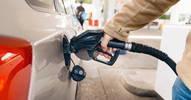 Akaryakıt fiyatlarında ters köşe: Petrol sert düştü benzin ve motorine zam geldi Sözcü Gazetesi