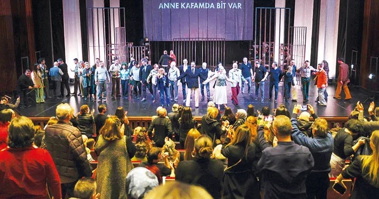 Tarık Akan’a saygı duruşu