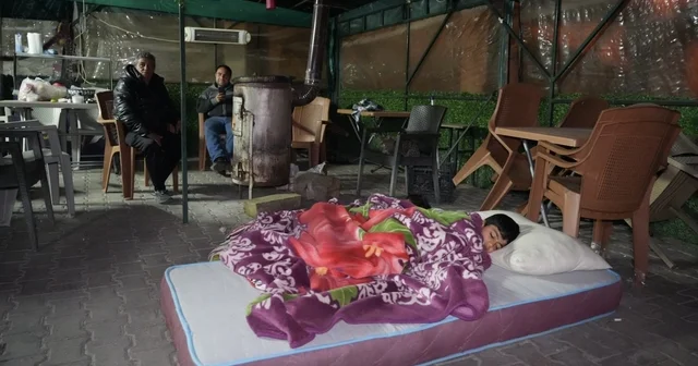 Buldan da 5.1 büyüklüğündeki depremin ardından yaşanan artçılardan korkan vatandaşlar dışarda sabahladı Denizli Haberleri