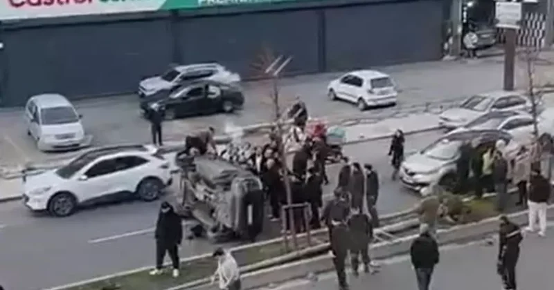 Beylikdüzü’nde direğe çarpan araç takla attı