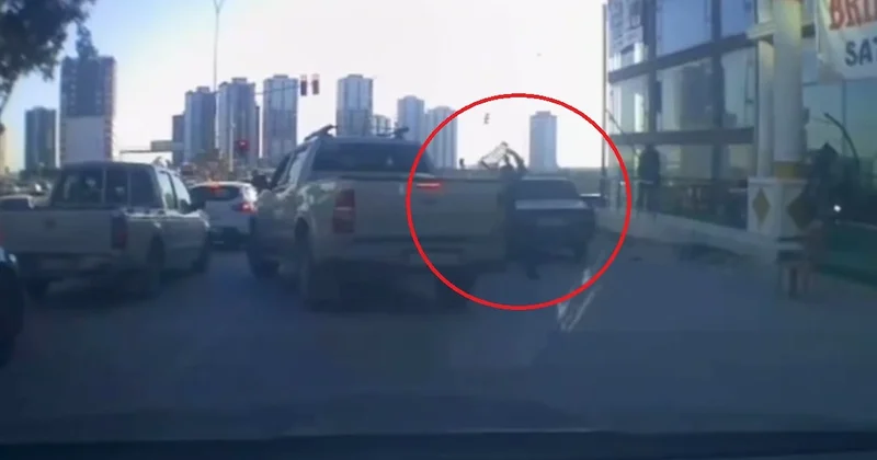 Trafikte arbede! Otomobile sopa ve sandalyelerle saldırdılar Sözcü Gazetesi