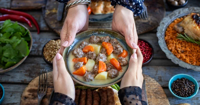 Bugün iftarda ne var? Ramazanın yirminci gününe özel menü: Ekşili köfteden revaniye 5 farklı lezzet!