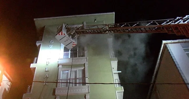 Ümraniye de 5 katlı binada yangın: Binada oturanlar tahliye edildi
